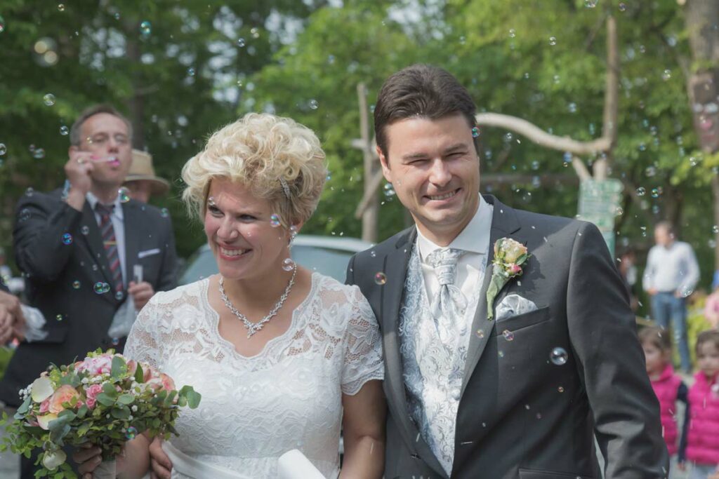Das Brautpaar wird von seinen Hochzeitsgästen empfangen. Alle sind sehr glücklich und zufrieden. Dabei werden auch jede Menge Seifenblasen zur Begrüßung gemacht. So schöne Fotos erhalten Sie vom Hochzeitsfotograf aus Freiberg, professionell und einzigartig - so wie ihr! Eine tolle Hochzeitsreportage und Brautpaarshooting