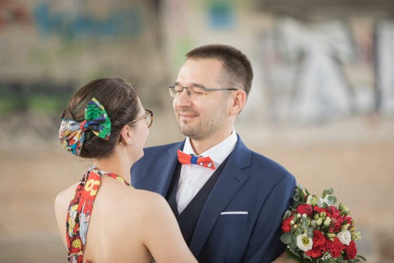 Brautpaar steht nebeneinander und schaut sich in die Augen - Hochzeitsfotograf Görlitz. Tolle Hochzeitsfotos vom Brautpaar und ein schönes Brautpaarshooting, was sehr locker und entspannt ist.