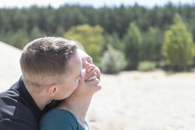 Fotoshooting Dresden Zeit - junges Paar küsst sich an einem See und sind glücklich. Beide Lieben sich und sich sehr glücklich über die gemeinsame Zeit. Außerhalb eines Fotostudio entstehen natürliche und authentische Bilder.