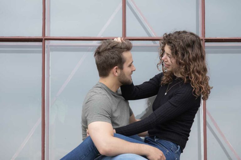 Frau und Mann sitzen eng zusammen und schauen sich verliebt an.. sie umarmen sich dabei ganz fest. Bei so einer tollen Location muss man nicht ins Studio gehen.