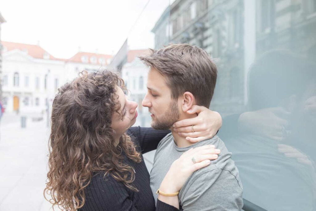 Jan Windisch Fotograf - die Frau umarmt den Mann liebevoll und dabei schaut sich das Paar liebevoll an. Beide zeigen ihre Liebe und sie genießen die Zeit zu zweit. Außerhalb eines Fotostudios entstehen ungezwungene Bilder für die Ewigkeit, genau so ist ein Fotoshooting Dresden bei mir.