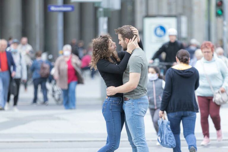 Fotoshooting Zeit zu zweit in Dresden Paarfotoshooting mitten in der City, das Paar hat sich liebevoll in den Arm und überall laufen die Menschen an ihnen vorbei und sie lassen sich nicht stören. Dabei schauen sie sich verliebt und überglücklich an. Wunderbare Bilder außerhalb des Studios.