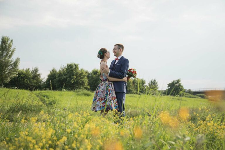 Brautpaar steht auf einer Wiese und steht eng beieinander... hochzeitsfotografie bautzen