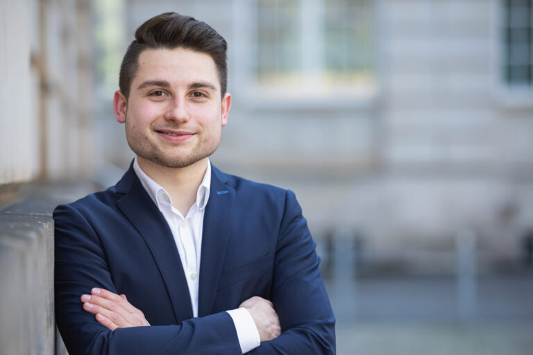 moderne und schlichte Hintergründe für das Bewerbungsfotos des jungen Mannes außerhalb eines Fotostudios. Perfekte Bewerbungsfotos für die Karriere des jungen Mannes.