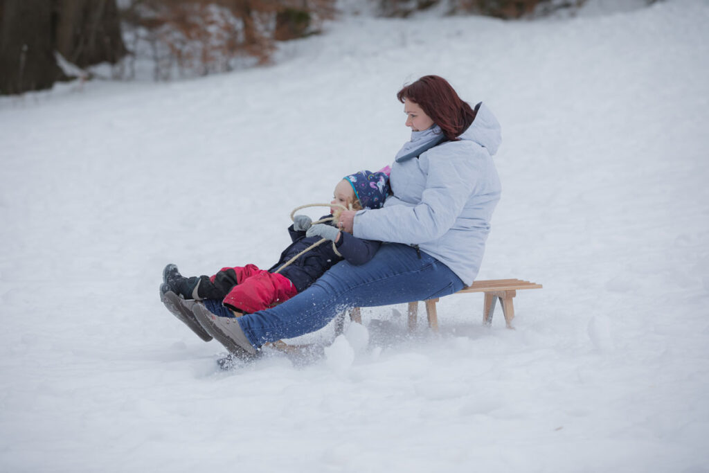 winterfotos im schnee in dresden mit einer familie / Paar