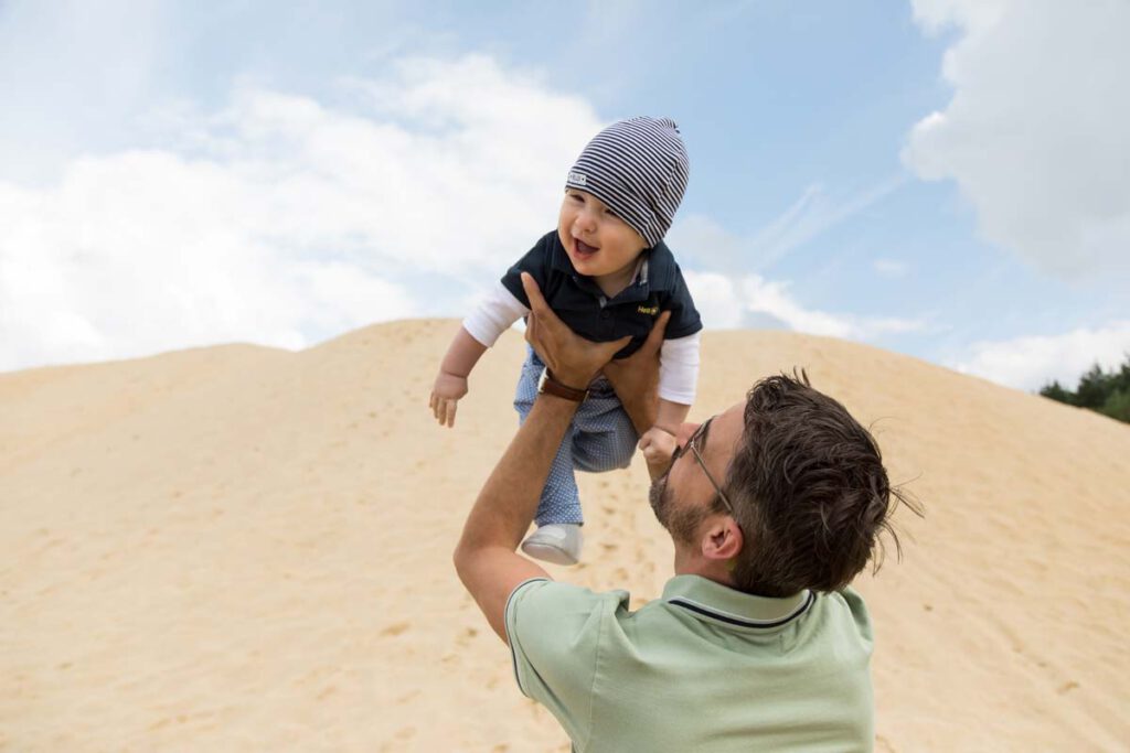 Fotoshooting von einem Papa mit seinem Sohn. Den Sohn hat er hochgeschmissen und haben Spaß beim Fotoshooting in Dresden. Diese Fotos entstanden außerhalb des Fotostudios des Fotografen Jan Windisch